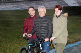 Gerald Mortag mit den jungen Trainern Dennis Kühn und Jasmin Müller.  (Foto: Andreas Rabel)