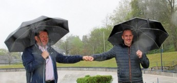 Die Sponsoren lassen den SSV Gera nicht im Regen stehen. Die TEAG, vertreten durch Roy Hildebrandt, unterstützt erstmals die Ostthüringen Tour - zur Freude von Vereinspräsident Olaf Albrecht.  (Foto: Andreas Rabel)
