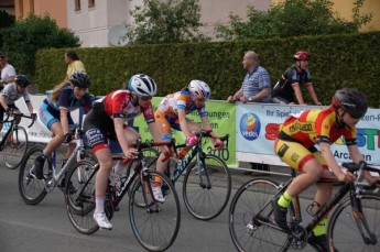 U15-Fahrerinnen auf der Strecke der Ostthüringen Tour.