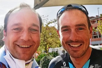 Geraer beim Kaffee-Stopp: UCI-Kommissär Christian Magiera und Radprofi John Degenkolb.  (Foto:&nbsp;C.Magiera)