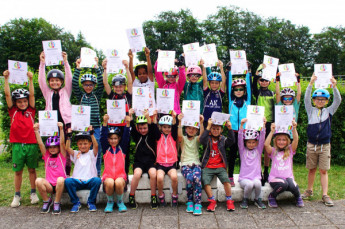 Projekt „Kids-Rad-Diplom“ erfolgreich beendet. Stolz zeigen die Zweitklässler von Melanie Zimmer aus der Semper Entdecker-Gemeinschaftsschule Gera ihre Urkunden. (Foto: R.Schulze)