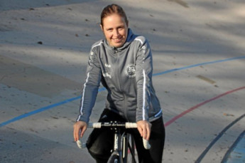 Radsporttrainerin Heike Schramm auf der betagten Geraer Radrennban. (Foto: Andreas Rabel)