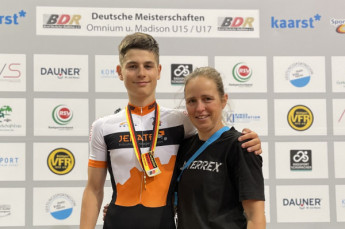 Geschafft: Felix Jerzyna und Trainerin Heike Schramm freuen sich über den Deutschen Meistertitel im Omnium. (Foto: Doreen Jerzyna)
