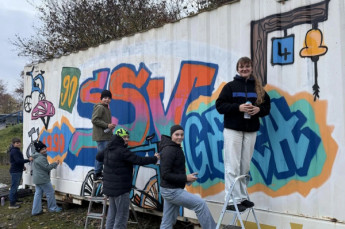 Bevor es ernst wird, üben Kinder und Jugendliche vom SSV Gera ihre Graffiti-Fähigkeiten an einem Container. (Foto: Robert Mailbeck)