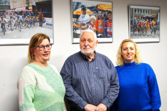 Während der Ausstellungseröffnung: Fotograf Reinhard Schulze und Annett Broßmann und Teamleiterin Dominique Nündel von der TAG Wohnen. (Foto: Wulf Gruber)