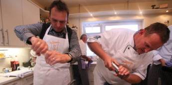 Olaf Ludwig und Kochpate Ingbert Dimmer kochen als Team (Foto:&nbsp;OTZ)